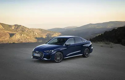 Berlina deportiva Audi RS3 de importación con llantas negras