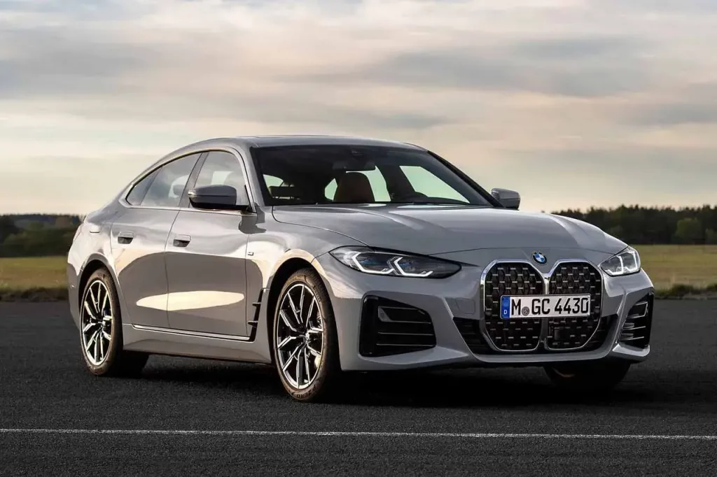 BMW circulando por carretera durante el trayecto de vuelta para ilustrar los gastos de importar un coche de Alemania.